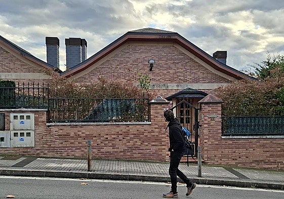 Exterior de la vivienda situada en la calle Aldapa 22, donde se ha producido el desahucio de once personas
