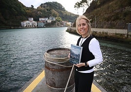 Ane Odriozola posa en Albaola, donde presentó 'Al subir la marea'.