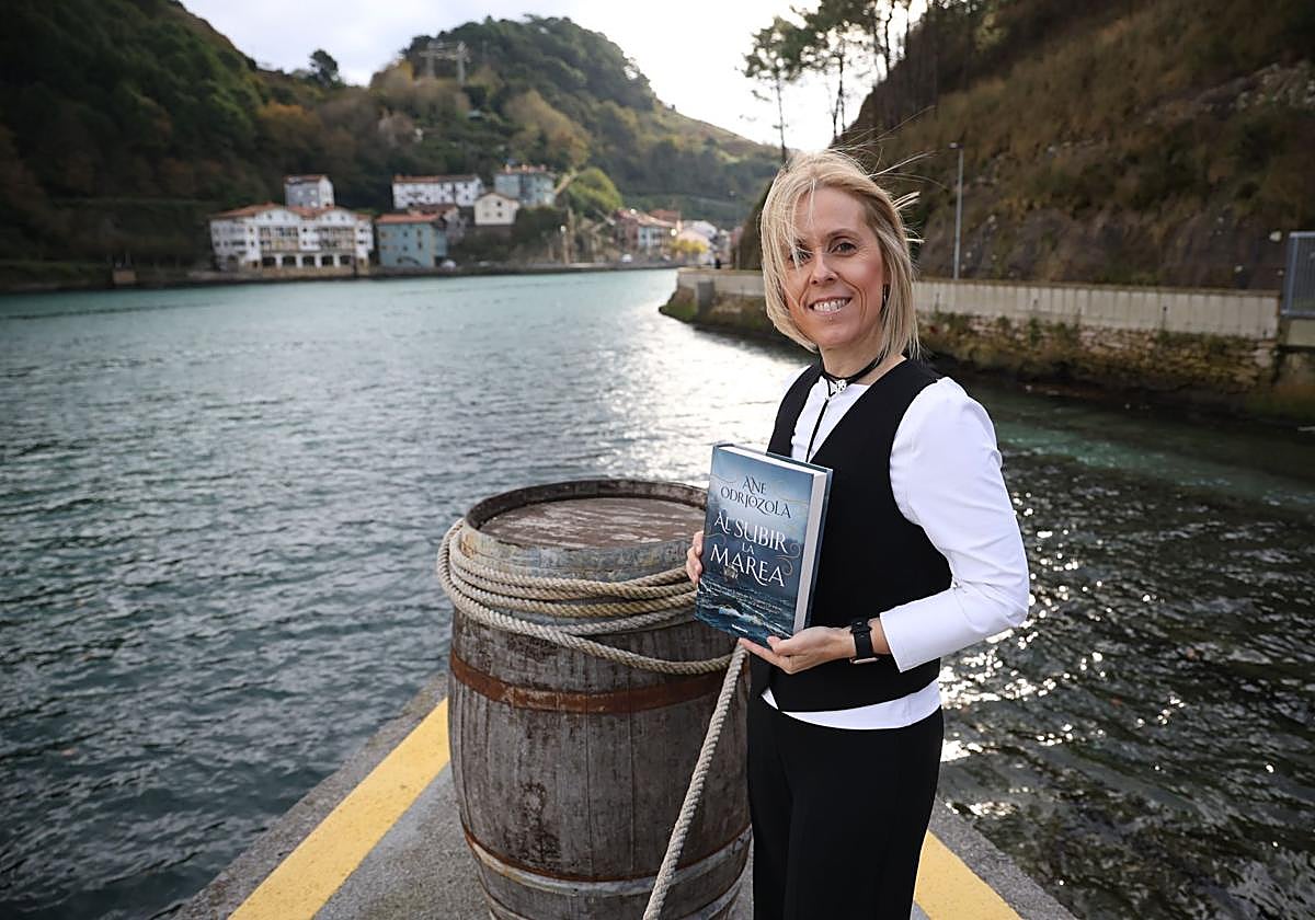 Ane Odriozola posa en Albaola, donde presentó 'Al subir la marea'.