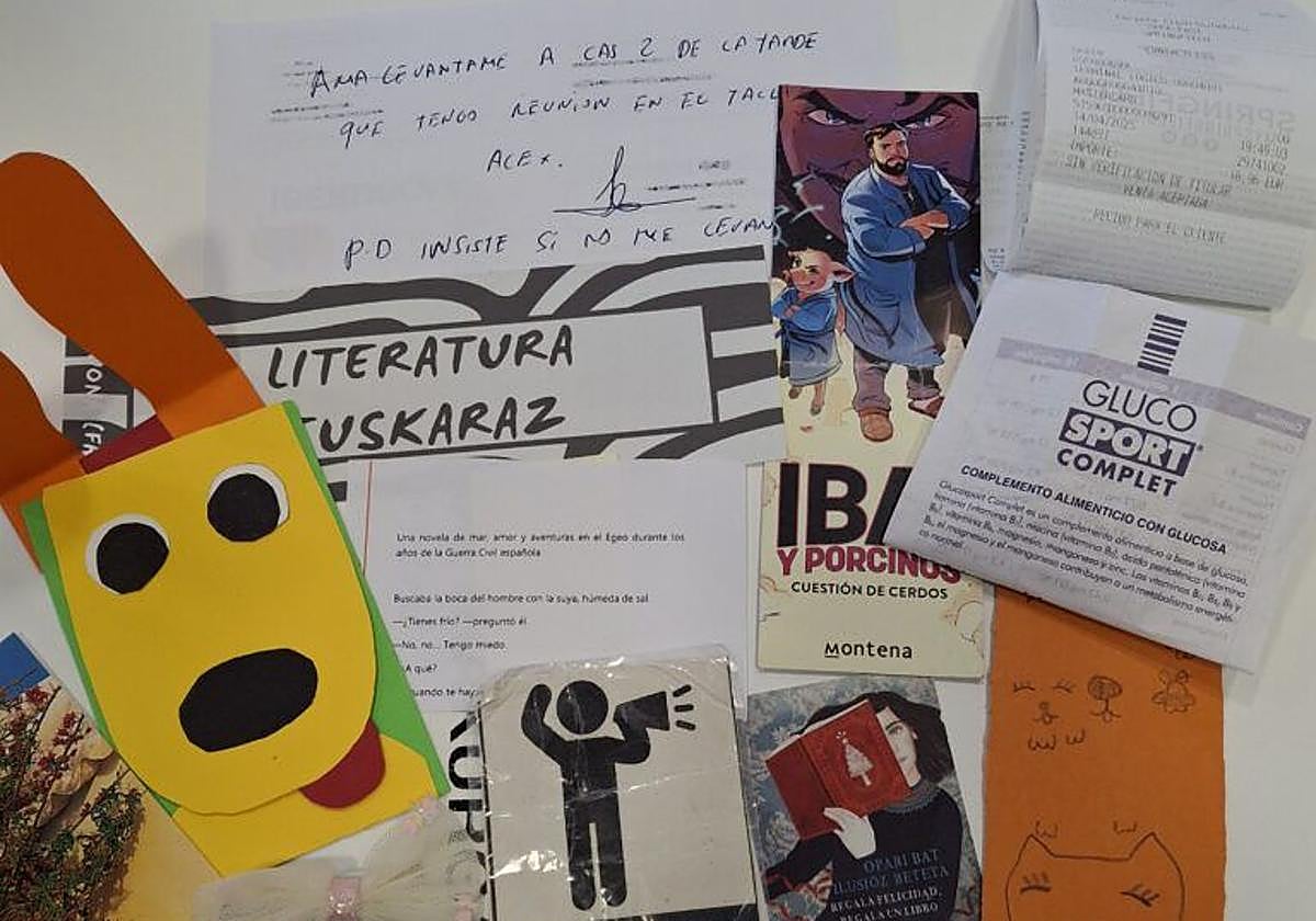 Algunas de las notas y marcapáginas encontrados en el interior de los libros