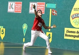 Ezkurdia remata de volea con su derecha en el Gurea de Azkoitia.