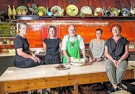 El experimentado equipo del Kasino de Lesaka, en el comedor del reconocido restaurante.