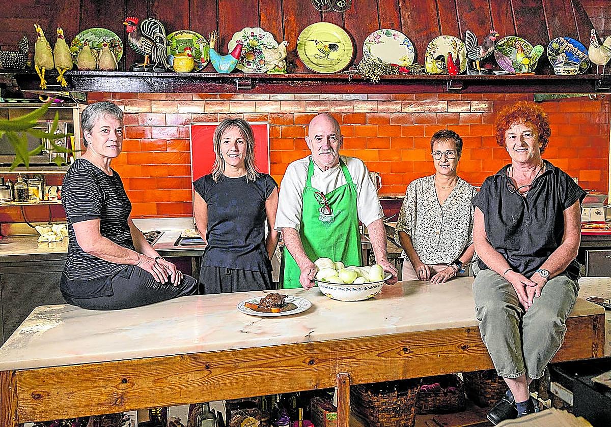 El experimentado equipo del Kasino de Lesaka, en el comedor del reconocido restaurante.