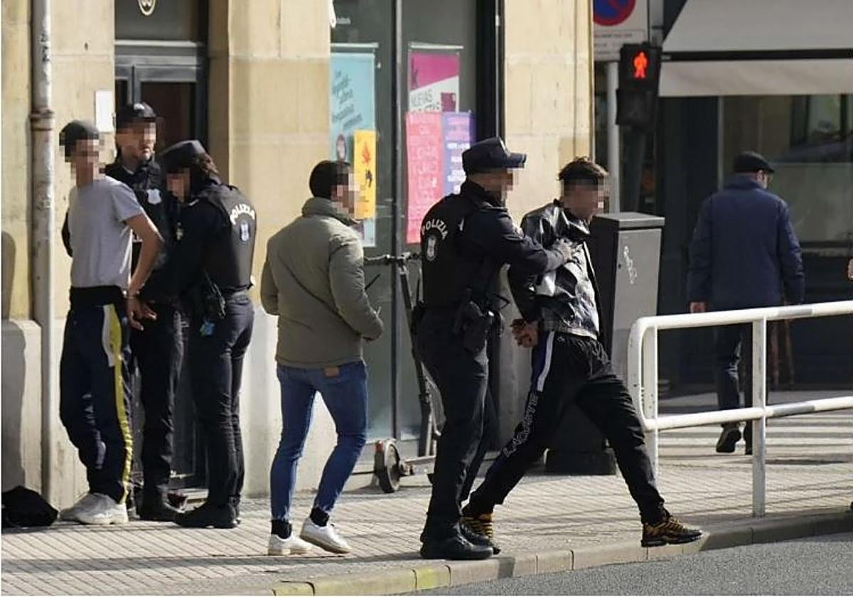 Agentes de la Guardia Municipal detienen a varias personas en el Centro de Donostia, en una imagen de archivo el año pasado.