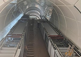 Algunos tramos de las escaleras mecánicas que dan acceso a la estación Centro-La Concha desde la calle Loiola ya se han instalado.