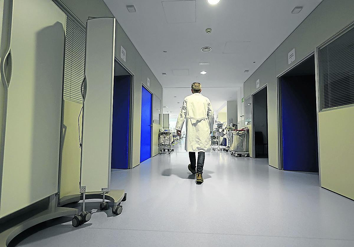 Un médico camina por el servicio de Urgencias de un hospital.