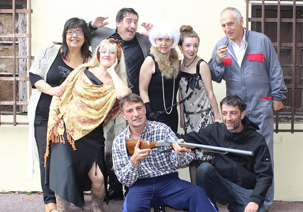 El elenco de actores del grupo ordiziarra Urrup, preparado para la función que se ofrecerá este viernes en el teatro Usurbe.