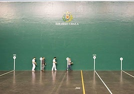 El Astelena acogerá cinco partidos de los pelotaris del Club Deportivo Eibar desde esta noche.