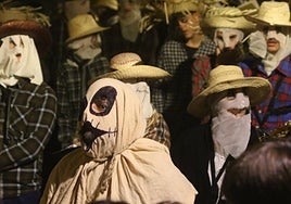 Hainbat herritar, joan den urtean Deban Arimen Gaua lehen aldiz ospatzeko antolatutako kalejiran.