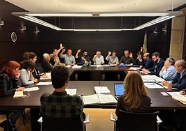 Los integrantes del equipo de Gobierno municipal votando a favor de la propuesta de tasas e impuestos para 2026.