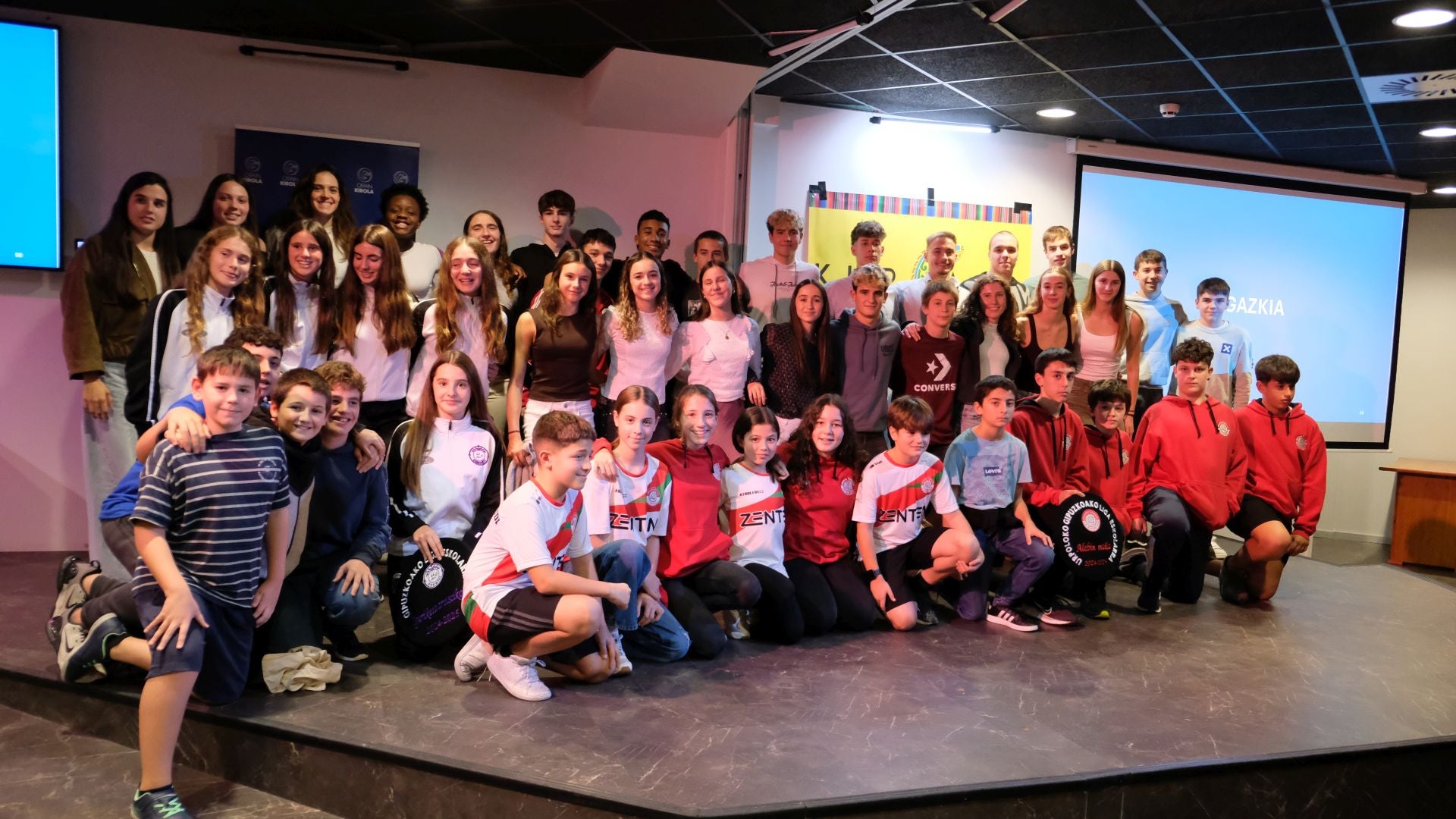 Los premiados en la gala anual de la Federación Guipuzcoana de Natación, en la Kirol Etxea de Donostia.
