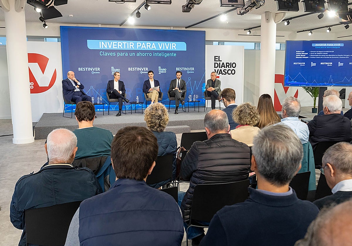 El foro 'Invertir para Vivir' reúne en DV Gunea a expertos financieros que ofrecen las claves para dar con los activos que puedan revalorizar tus ahorros para controlar tus finanzas con criterio y visión de futuro.