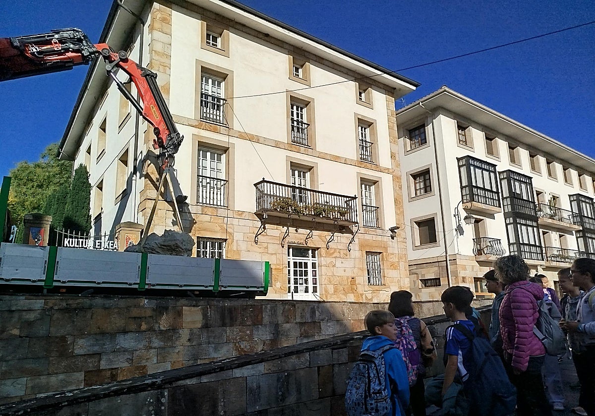 Momento en el que la gran calcita ha sido colocada mediante una grúa en los jardines exteriores de la casa de cultura y el museo Urrelur.