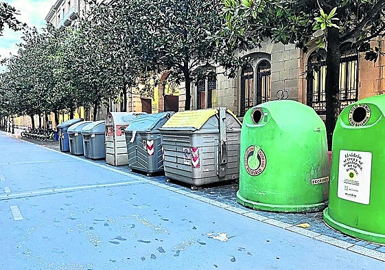 Maria José Rabella envía esta imagen obtenida en la calle Andia con el siguiente comentario: «La colocación de ocho contenedores frente a la entrada de un edificio público por donde entran y salen personas -muchas de ellas mayores- resulta poco adecuada y puede suponer un riesgo de tropiezos o caídas. Sería conveniente revisar su ubicación y buscar una alternativa más segura que no entorpezca el acceso».