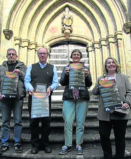 Miembros de Arrasate Zientzia Elkartea con el cartel anunciador.