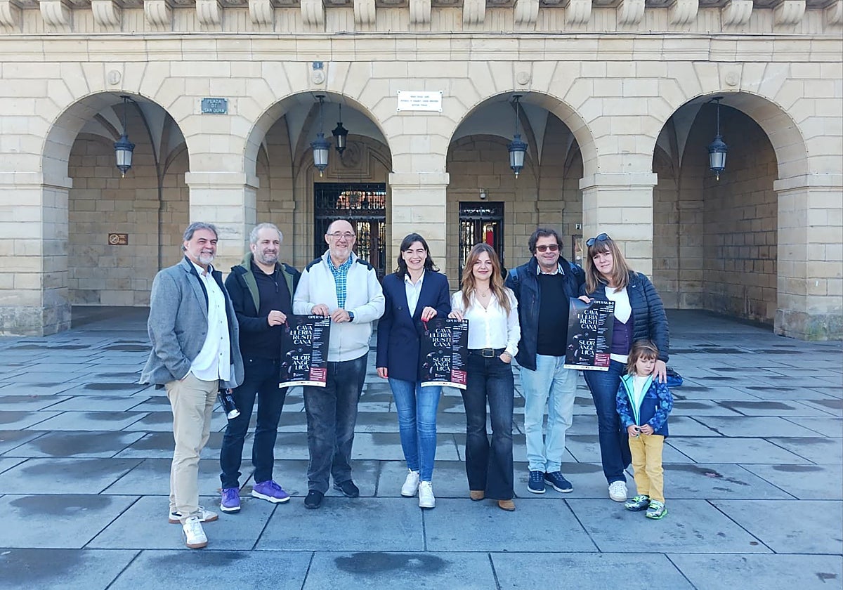 Representantes de la Asociación Lírica y del Ayuntamiento junto a parte del elenco artístico que actuará.