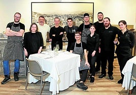 La plantilla al completo del Astelena 1997 posa en el acogedor comedor.