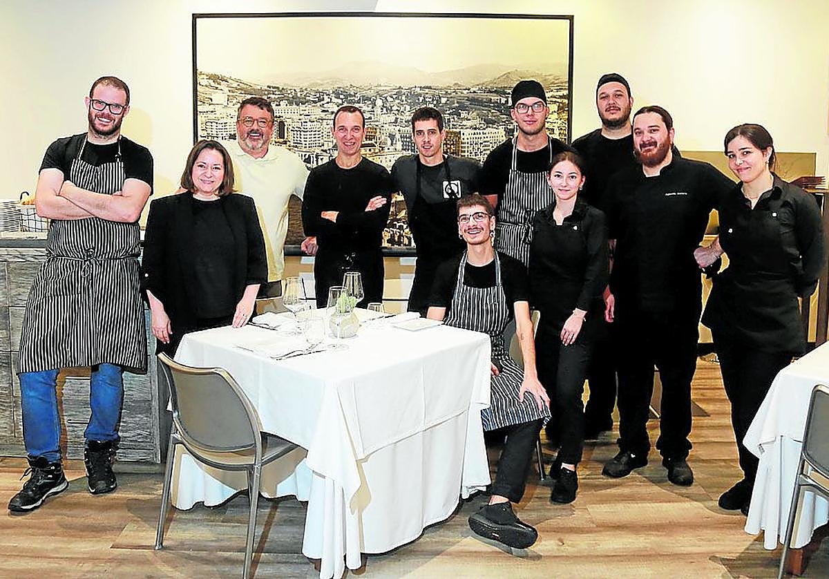 La plantilla al completo del Astelena 1997 posa en el acogedor comedor.