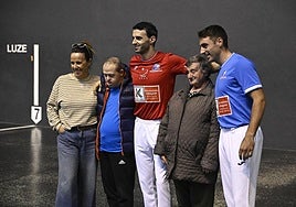 Jokin Altuna y Peio Etxeberria posan con varios seguidores en el Atano III.