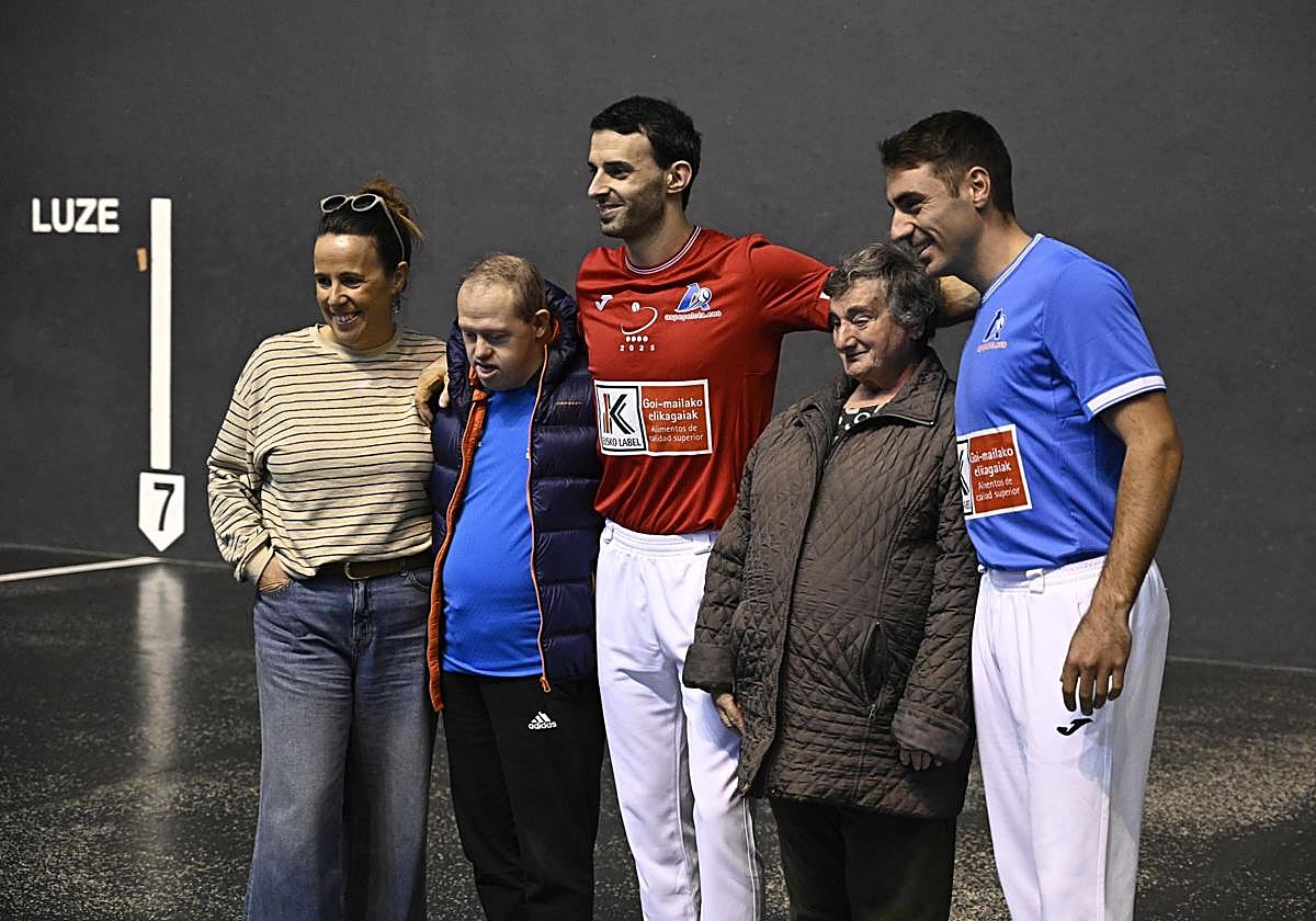 Jokin Altuna y Peio Etxeberria posan con varios seguidores en el Atano III.