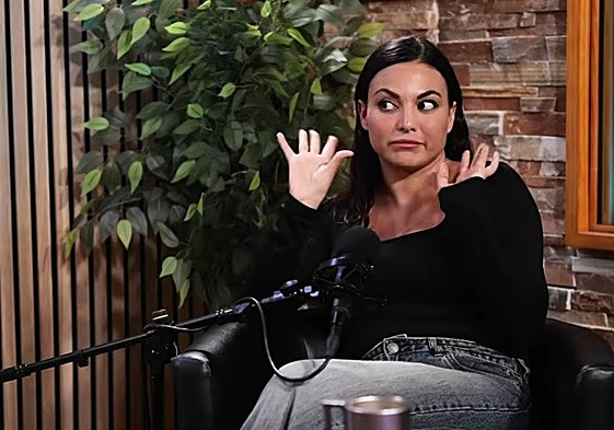 Elisa Mouliaá ventila teorías de la conspiración, desde «la OTAN provocó la dana» a las estelas para «vender más medicamentos»