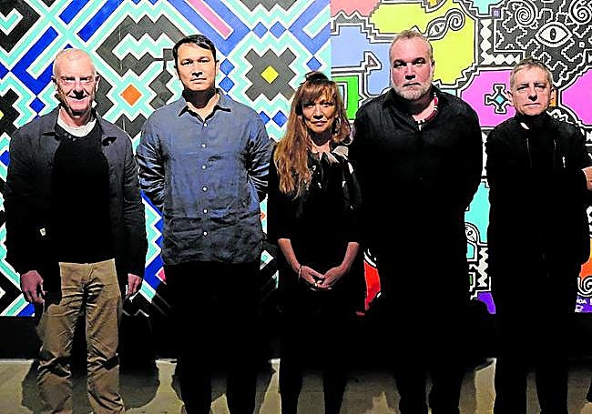 Otamendi, Cardona, Garmendia, Carreras y Costa, ante un 'kené' con patrones geométricos sistematizados.