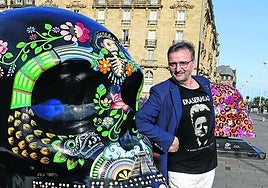 Josemi Beltrán, junto a uno de los 'mexicráneos' que se exhiben en la plaza Ramon Labayen de Donostia.