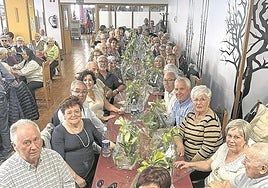 Las parejas que cumplen 50 años, juntas en la comida de homenaje.