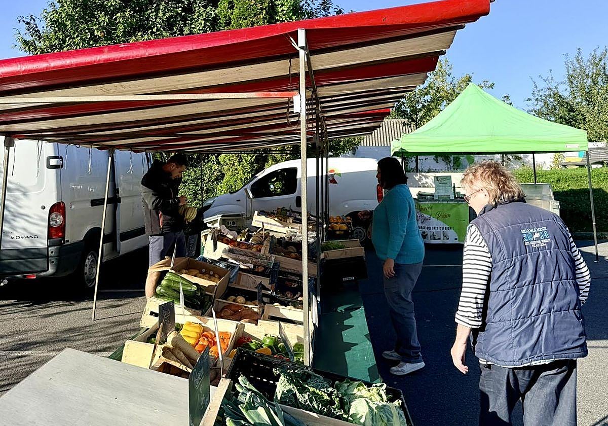 Mercado de los domingos organizado en Folligny.