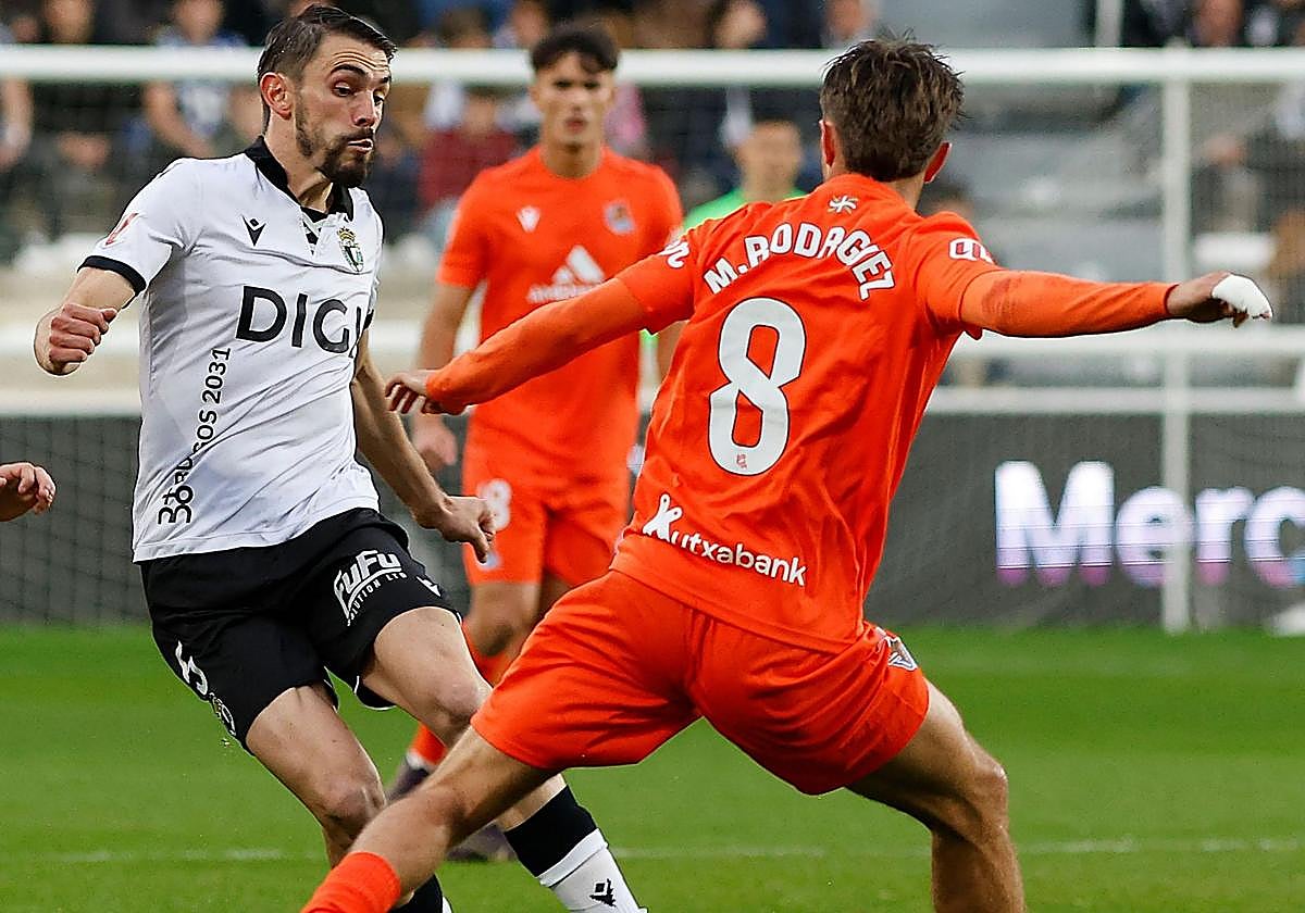 Mikel Rodríguez trata de robar un balón ante el Burgos.