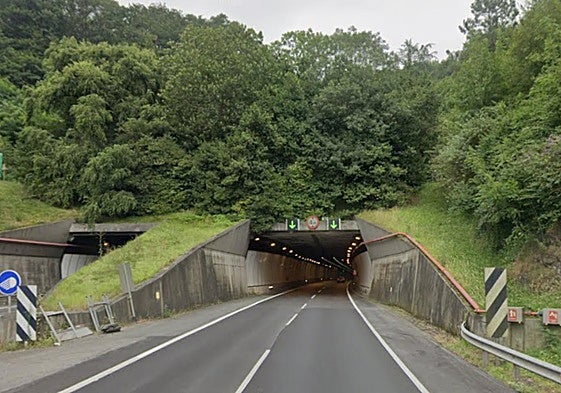 Entrada al túnel de la AP-8 en sentido San Sebastián desde Bilbao.