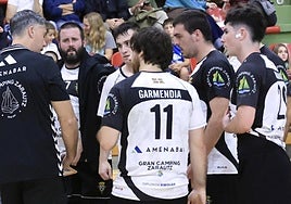 'Kapaxko' entrenatzailea bere jokalariei aginduak ematen.