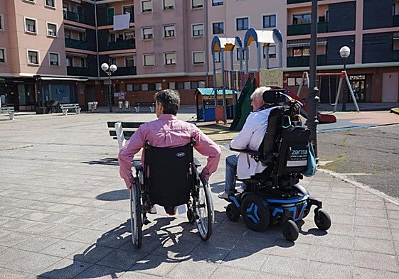 El alcalde realiza un recorrido en silla de ruedas junto con una integrante de Lezdi, la Asociación de Personas con Discapacidad de Lezo.