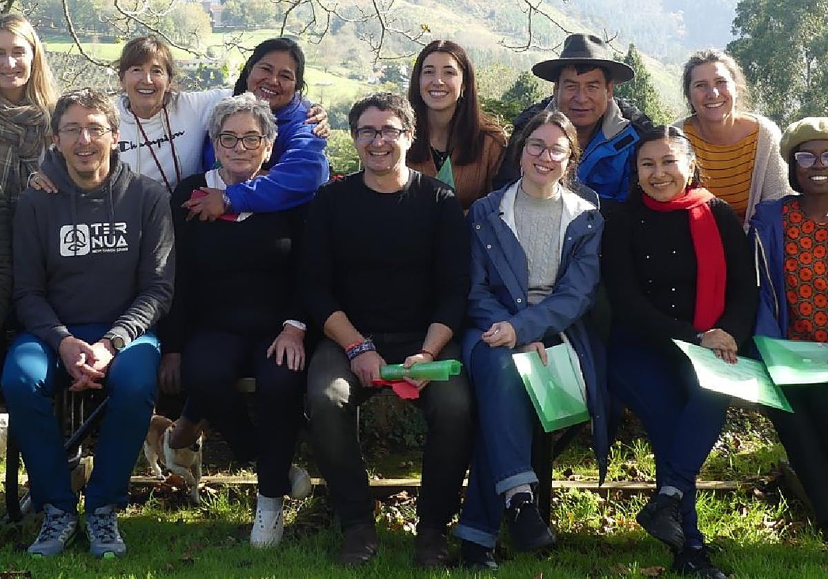 Garabide elkartearen eta barnetegien ordezkariak indigenekin eta Aubixako arima den Maritxu Loiolarekin, baserriaren kanpoaldean.