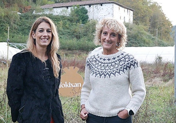 La alcaldesa y presidenta de la Fundación de San Martín, Izaro Elorza, y la presidenta de la asociaciación de desarrolla rural de Debagoiena y de Tokixan, Dorleta Elkorobarrutia, en los terrenos de Zubillaga.