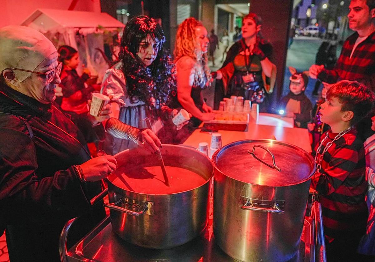 Este viernes habrá chocolatada solidaria dentro de los actos de Halloween en la plaza Jaizkibel.