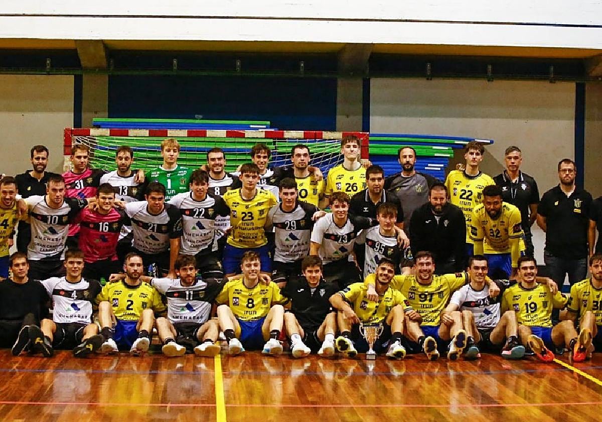Jugadores y técnicos protagonistas de la final tras el partido, junto al alcalde Xabier Lertxundi.