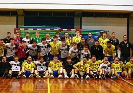Jugadores y técnicos protagonistas de la final tras el partido, junto al alcalde Xabier Lertxundi.
