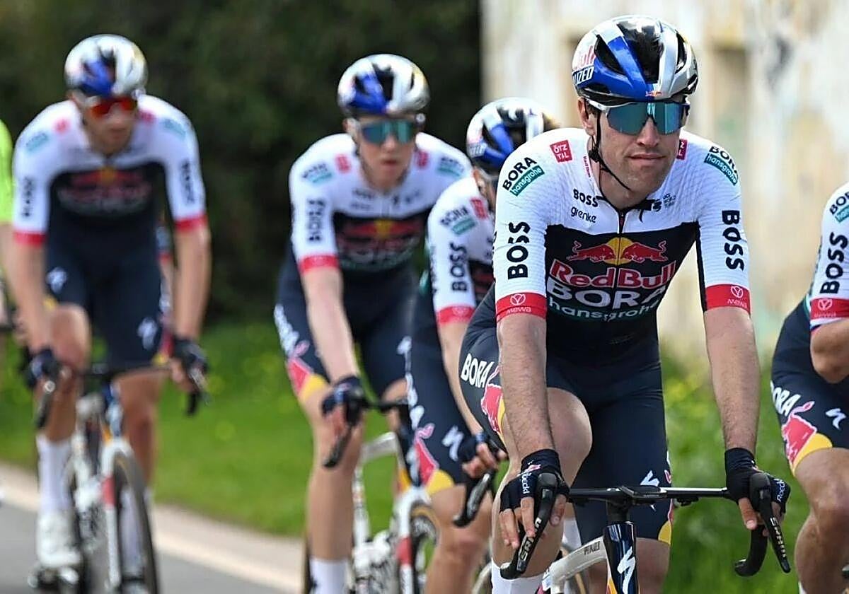 Oier Lazkano rodando con el Red Bull-Bora.