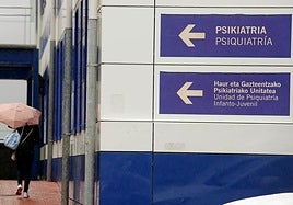 Una mujer se dirige al área de Psiquiatría del Hospital Donostia.