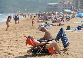 Dos personas disfrutan en la playa de Zarautz en una imagen de archivo.