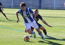 Fernandorena escapa de la presión de un jugador del Eibar B.