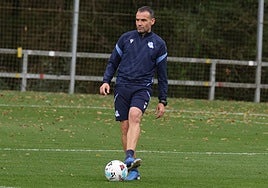 Sergio Franscisco golpea el cuero en el entrenamiento de este viernes en Zubieta