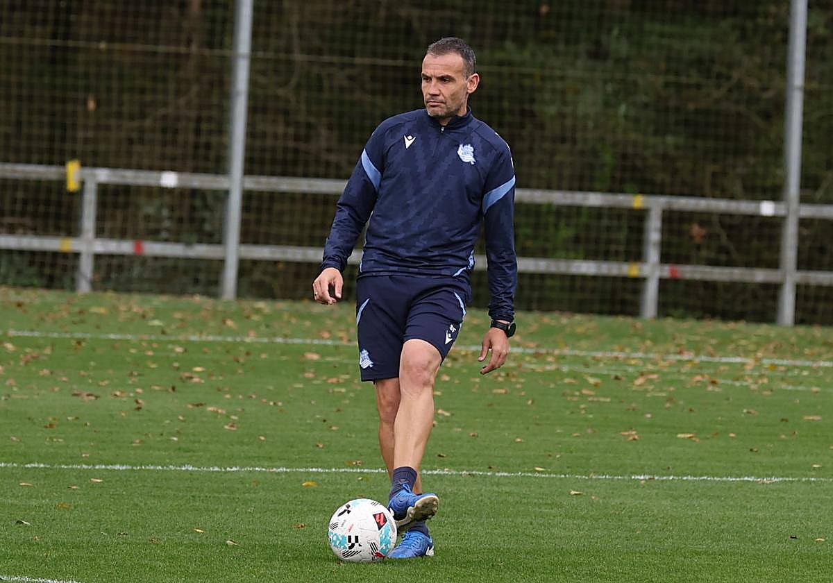 Sergio Franscisco golpea el cuero en el entrenamiento de este viernes en Zubieta