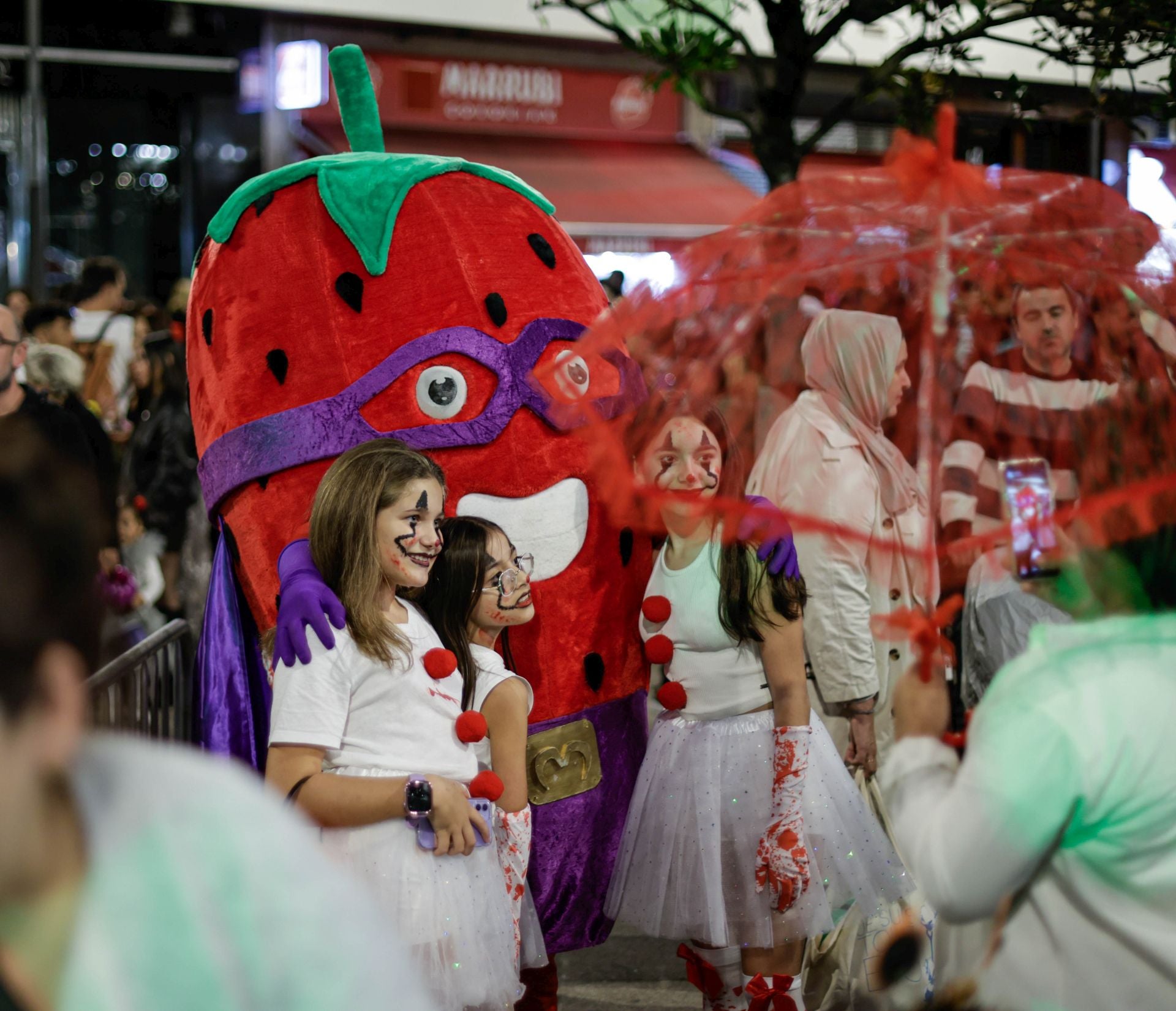 Gau Beltzaren izpiritua berreskuratu dute Irunen