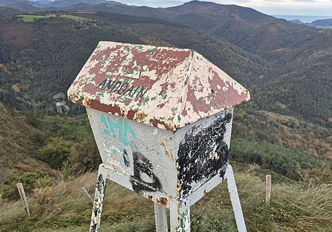 Buzón en el monte Buruntza con forma de casa.