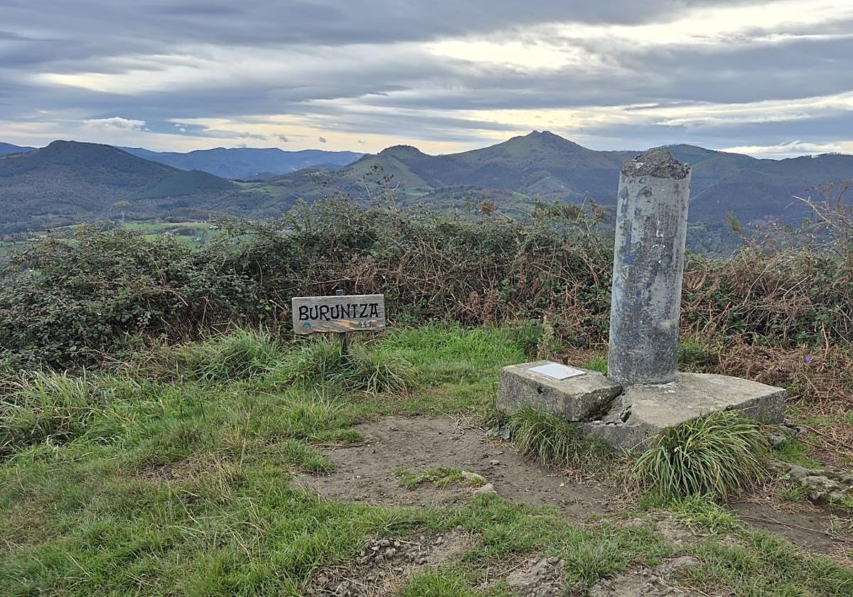 Desde la cima de Buruntza se puede disrutr de una preciosas vistas de las cimas que la rodean, como Adarra.