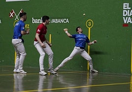 Volea de Balerdi ante Sotil e Ibarluzea, este viernes en Leitza.