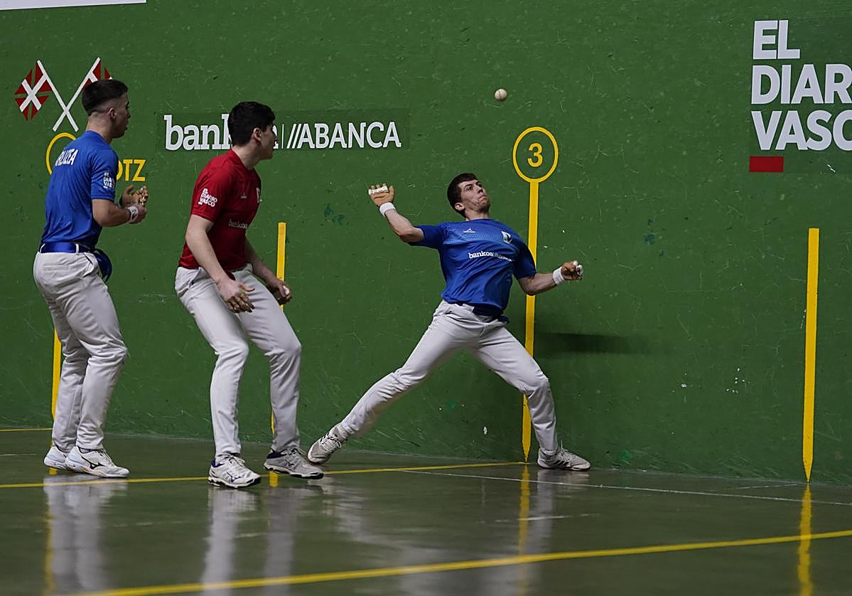 Volea de Balerdi ante Sotil e Ibarluzea, este viernes en Leitza.