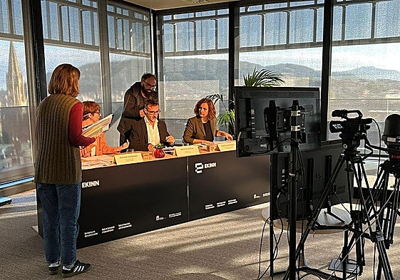 Los responsables de Fomento, Yesenia Otamendi, Iñigo Olaizola y Ainhoa Aldasoro, el 26 de septiembre antes de comenzar la defensa de la candidatura.